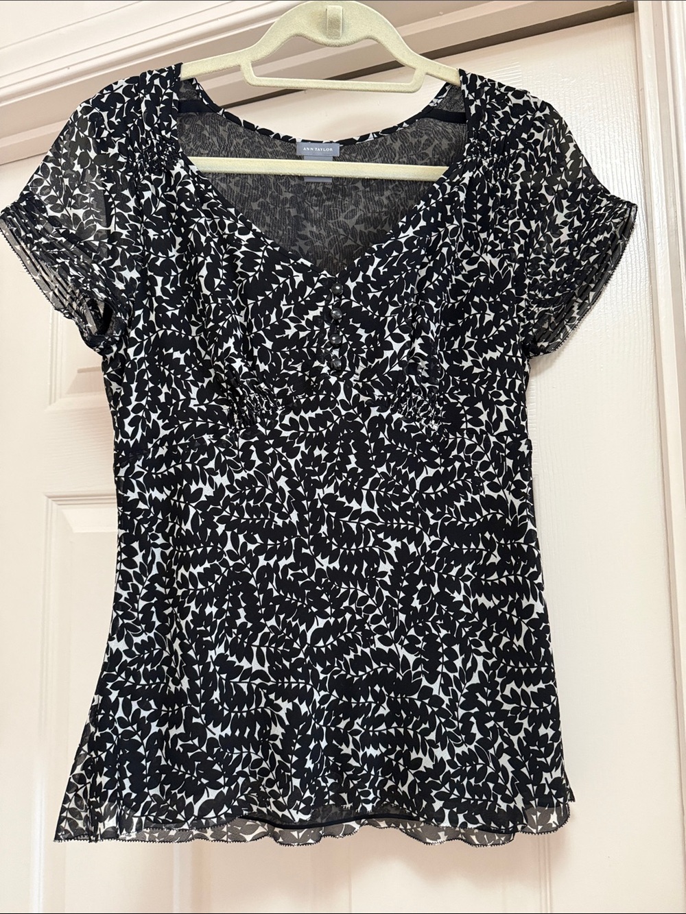 Ann Taylor Black and White V-Neck Short Sleeve Blouse